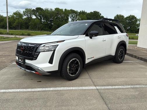White / Black 2026 Nissan Pathfinder Rock Creek