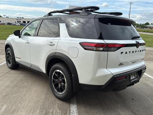 White / Black 2026 Nissan Pathfinder Rock Creek