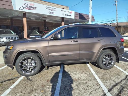 Photo 2 of 32 of 2021 Jeep Grand Cherokee Limited