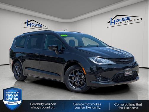Brilliant Black Crystal Pearlcoat 2020 Chrysler Pacifica Touring-L Plus