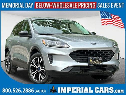 Iconic Silver Metallic 2022 Ford Escape SE