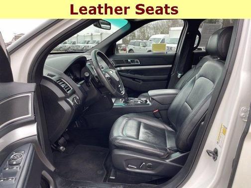 Photo 5 of 31 of 2016 Ford Explorer XLT