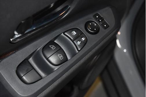 2022 Nissan Kicks SR