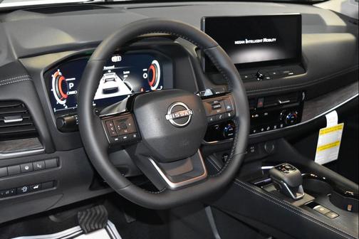 Everest White Pearl/Super Black 2026 Nissan Rogue Platinum