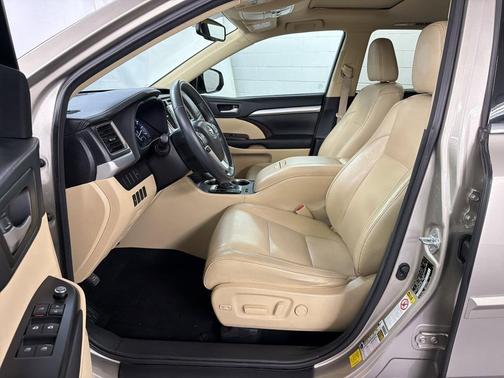 Silver 2016 Toyota Highlander XLE