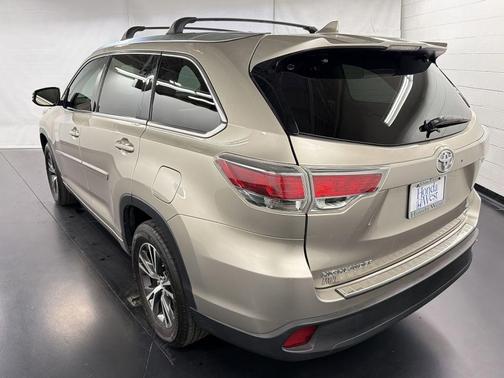 Silver 2016 Toyota Highlander XLE