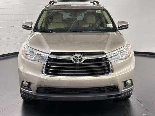 Silver 2016 Toyota Highlander XLE