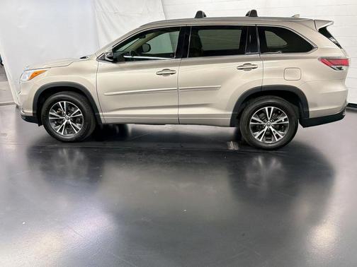 Silver 2016 Toyota Highlander XLE