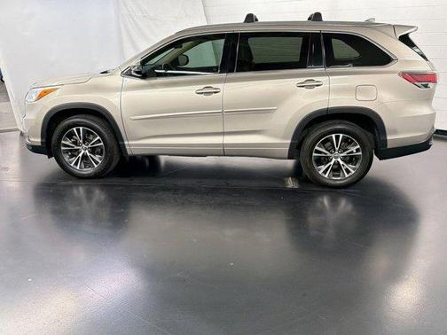 Silver 2016 Toyota Highlander XLE