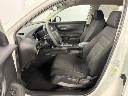 White 2023 Honda HR-V LX