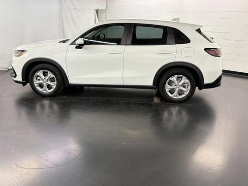 White 2023 Honda HR-V LX