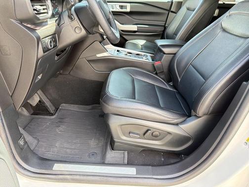 White 2023 Ford Explorer Limited