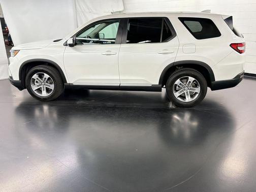 White 2024 Honda Pilot EX-L 7-Passenger