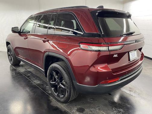 Photo 5 of 40 of 2022 Jeep Grand Cherokee Limited