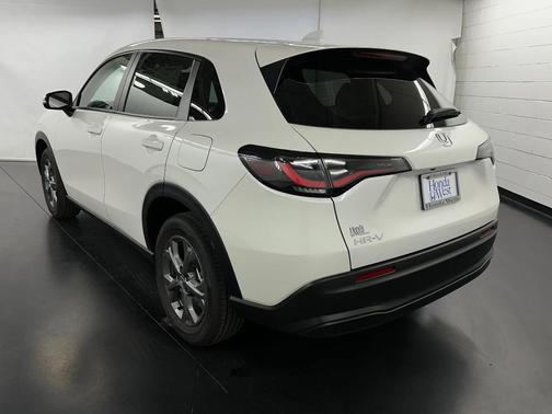 Platinum White Pearl 2026 Honda HR-V LX