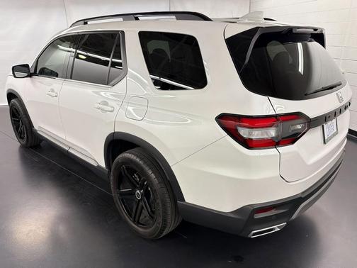 White 2024 Honda Pilot Touring
