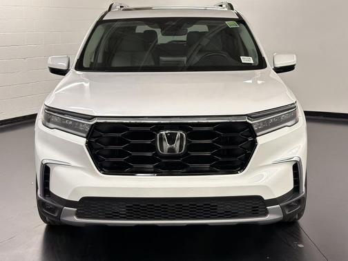White 2024 Honda Pilot Touring