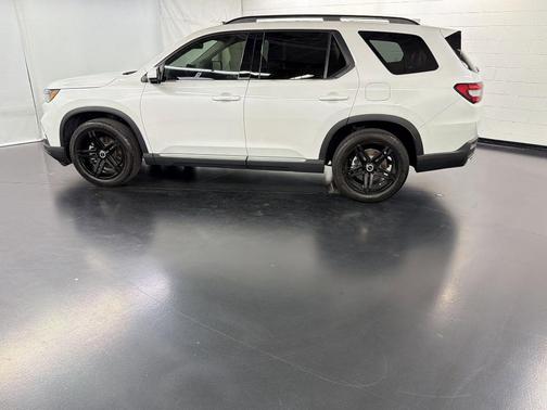 White 2024 Honda Pilot Touring