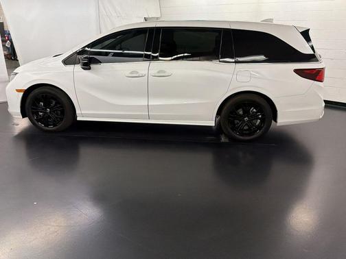 White 2025 Honda Odyssey Sport-L