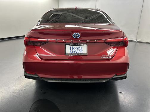 2022 Toyota Avalon Hybrid XLE