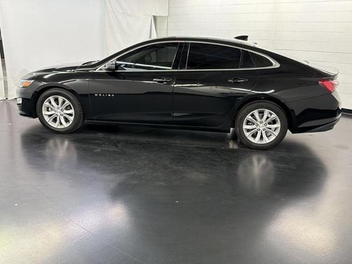 Mosaic Black Metallic 2022 Chevrolet Malibu LT
