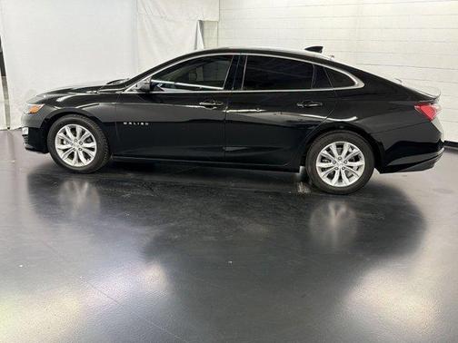 Mosaic Black Metallic 2022 Chevrolet Malibu LT