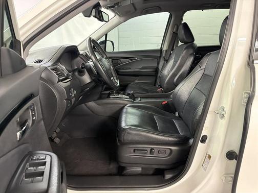 White 2017 Honda Pilot Elite