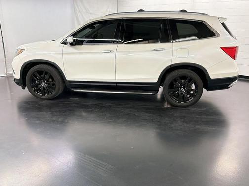 White 2017 Honda Pilot Elite