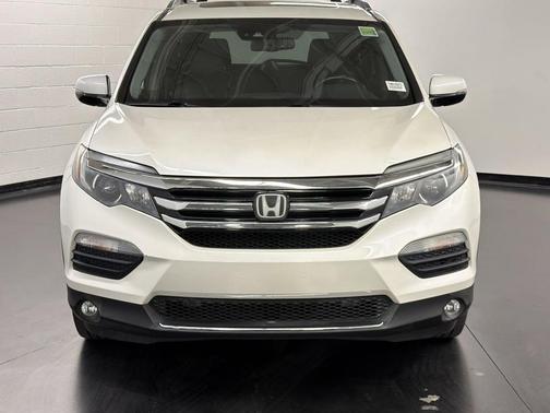 White 2017 Honda Pilot Elite