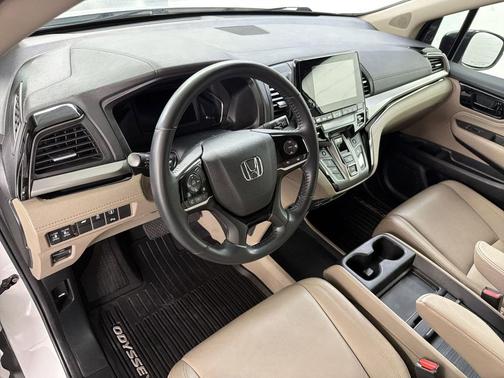 White 2024 Honda Odyssey Touring