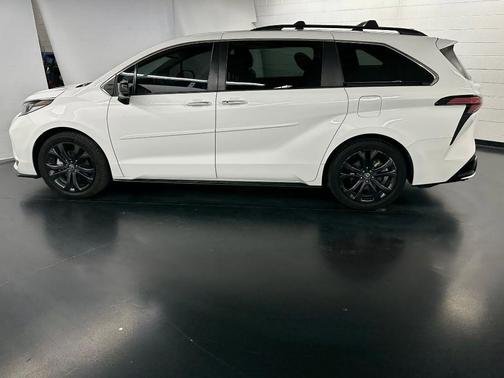 2022 Toyota Sienna XSE 7 Passenger