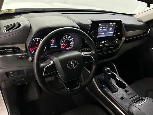 2020 Toyota Highlander LE