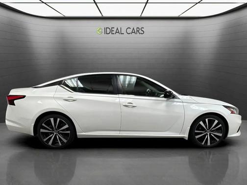 Glacier White 2022 Nissan Altima SR FWD