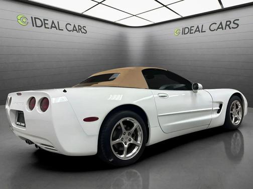 Arctic White 2004 Chevrolet Corvette Base