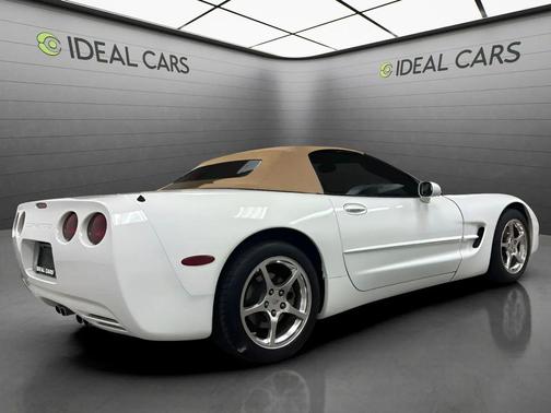 Arctic White 2004 Chevrolet Corvette Base