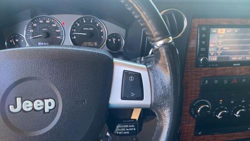 Brilliant Black Crystal Pearlcoat 2010 Jeep Commander Limited