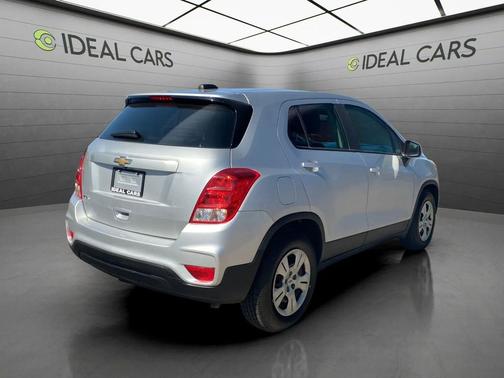 Silver Ice Metallic 2017 Chevrolet Trax LS
