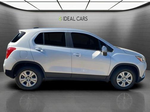 Silver Ice Metallic 2017 Chevrolet Trax LS