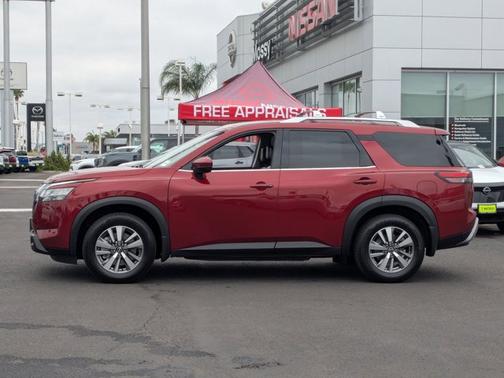 2022 Nissan Pathfinder SL