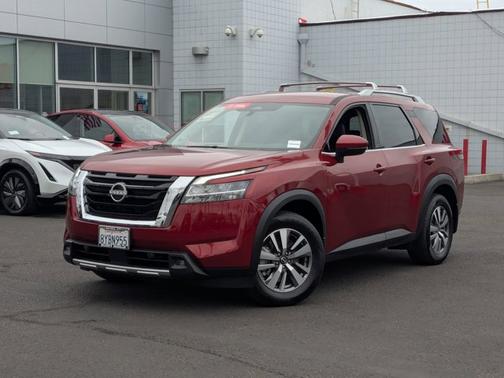 2022 Nissan Pathfinder SL