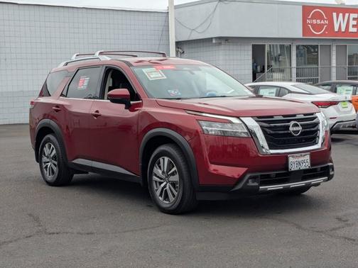 2022 Nissan Pathfinder SL