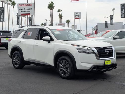 2022 Nissan Pathfinder SV