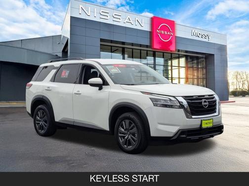 2022 Nissan Pathfinder SV