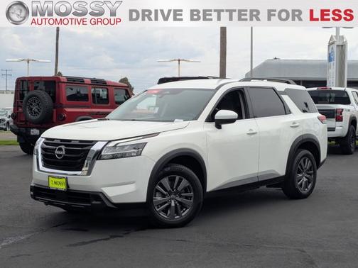2022 Nissan Pathfinder SV