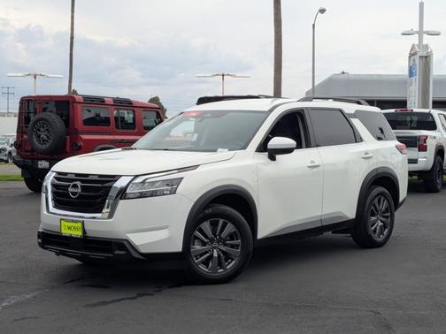 2022 Nissan Pathfinder SV