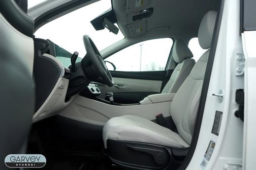 White 2025 Hyundai TUCSON SE
