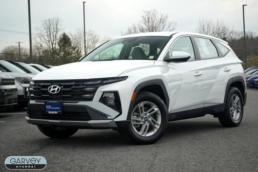 White 2025 Hyundai TUCSON SE