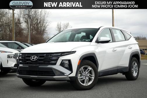 White 2025 Hyundai TUCSON SE