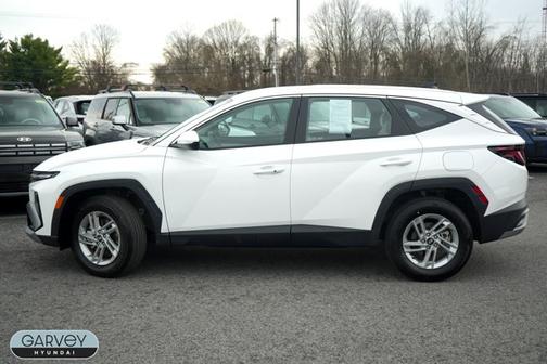 White 2025 Hyundai TUCSON SE
