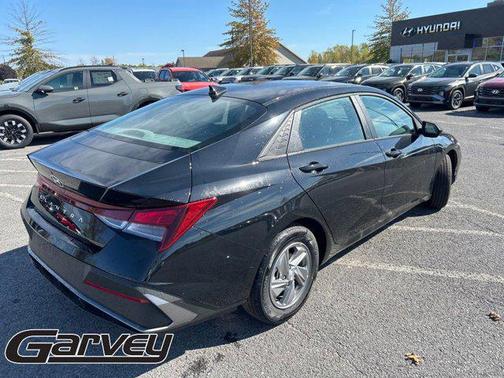 Abyss Black 2025 Hyundai ELANTRA SE
